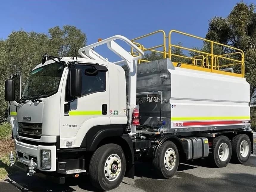 Rigid water truck fitted with a tank body, roof walkway and rear spray gear