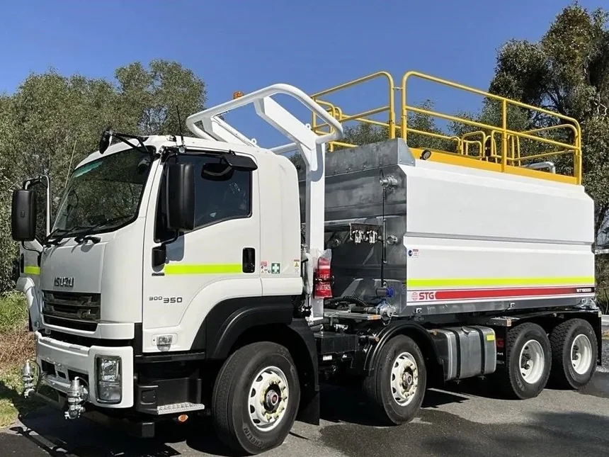 Rigid water truck fitted with a tank body, roof walkway and rear spray gear